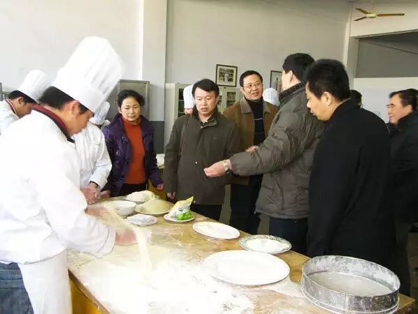 聊城新華技校是怎么收費的？