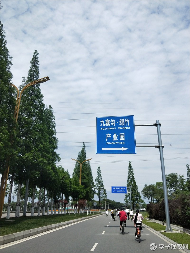 四川天一學(xué)院開展“綠色出行，低碳生活”主題環(huán)保騎行活動(dòng)