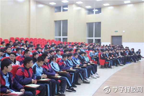都江堰市職業(yè)中學(xué)機(jī)電汽修專業(yè)部召開學(xué)生干部培訓(xùn)會(huì)