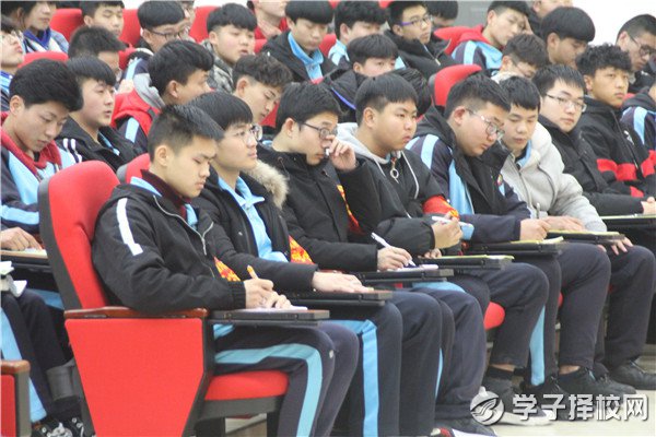 都江堰市職業(yè)中學(xué)機(jī)電汽修專業(yè)部召開學(xué)生干部培訓(xùn)會(huì)