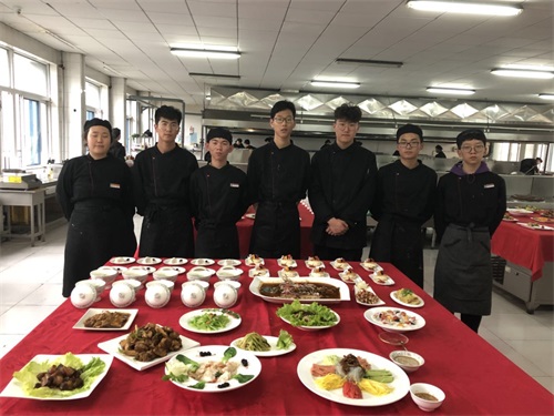 山東省濰坊商業(yè)學(xué)校2018級(jí)烹飪專業(yè)學(xué)生的創(chuàng)意技能比賽作品展！