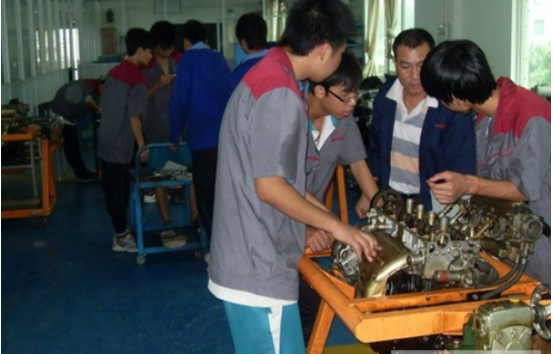 招收專業(yè)：數(shù)控技術(shù)應(yīng)用、汽車運(yùn)用與維修、電