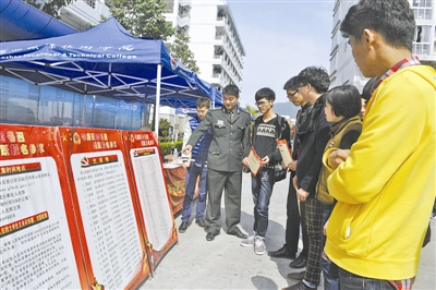 2020年浙江夏季征兵報(bào)名,甌海區(qū)人武部干部走進(jìn)高校開(kāi)展征兵宣傳