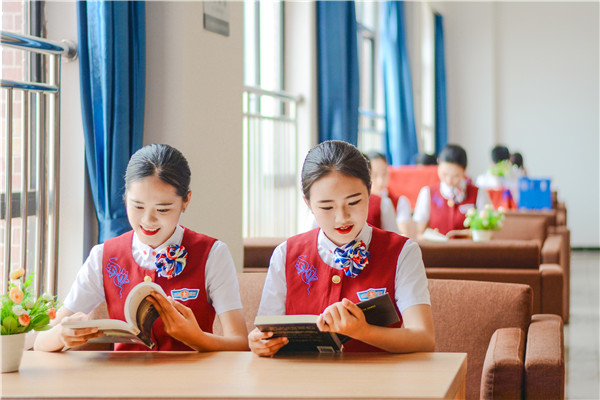 校長說:成都航空旅游職業(yè)學(xué)校收費是多少