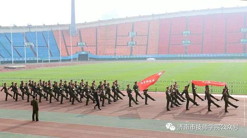 濟(jì)南市技師學(xué)院春季田徑運(yùn)動(dòng)會(huì)在省體育中心隆重召開
