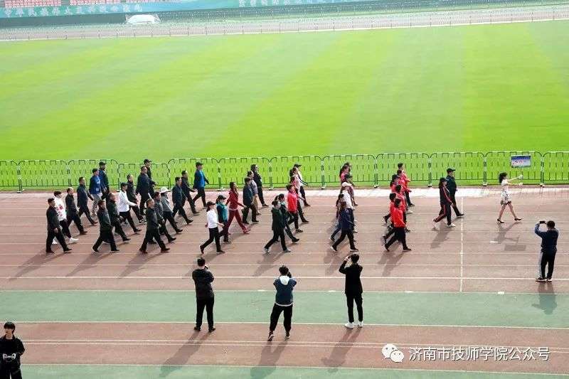 濟(jì)南市技師學(xué)院春季田徑運(yùn)動(dòng)會(huì)在省體育中心隆重召開
