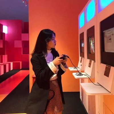 我覺得我們學(xué)校的氣象是日新月異，學(xué)校的教學(xué)設(shè)施完善，獎(jiǎng)勵(lì)處罰條例逐漸明確，學(xué)校紀(jì)律大有好轉(zhuǎn)，而且我們的學(xué)校環(huán)境優(yōu)美，是一個(gè)學(xué)習(xí)的地方