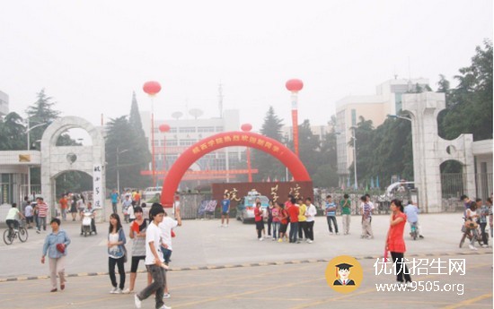 皖西學(xué)院學(xué)校食堂環(huán)境與寢室宿舍介紹