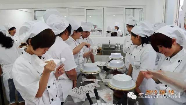 煙臺波絲蒂糕點培訓(xùn)學(xué)校韓式裱花、慕斯西點、專業(yè)烘焙班即將開課