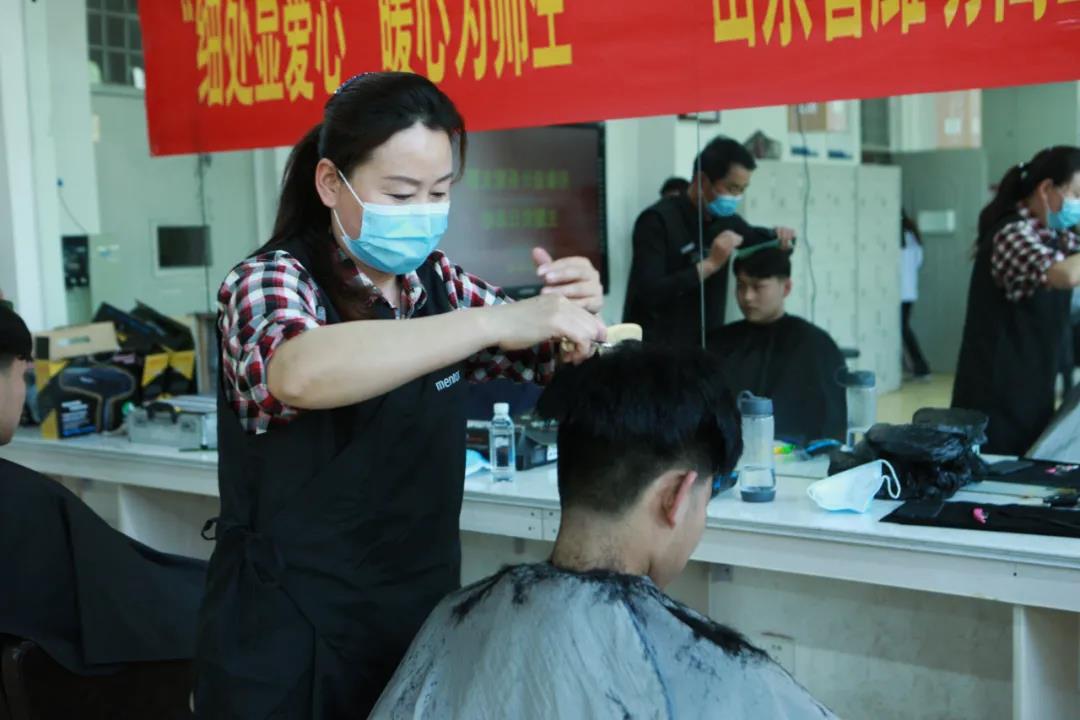 免費(fèi)理發(fā)，貼心慰問，濰坊商業(yè)學(xué)校關(guān)愛住校師生在行動(dòng)