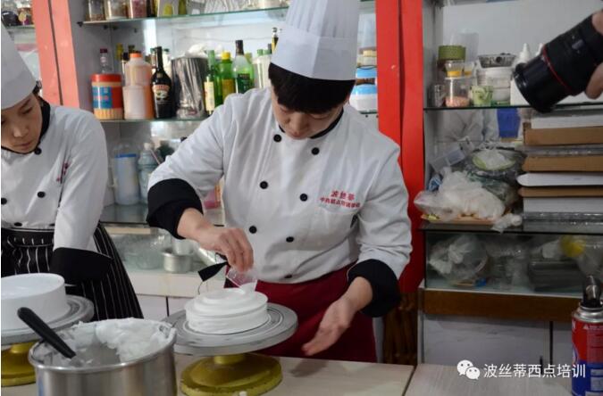 煙臺波絲蒂糕點培訓學校陶藝蛋糕今年后一期，抓緊報名~
