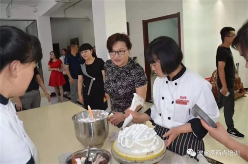 泰安市人社局率領(lǐng)泰安各行業(yè)培訓機構(gòu)負責人到煙臺波絲蒂參觀考察