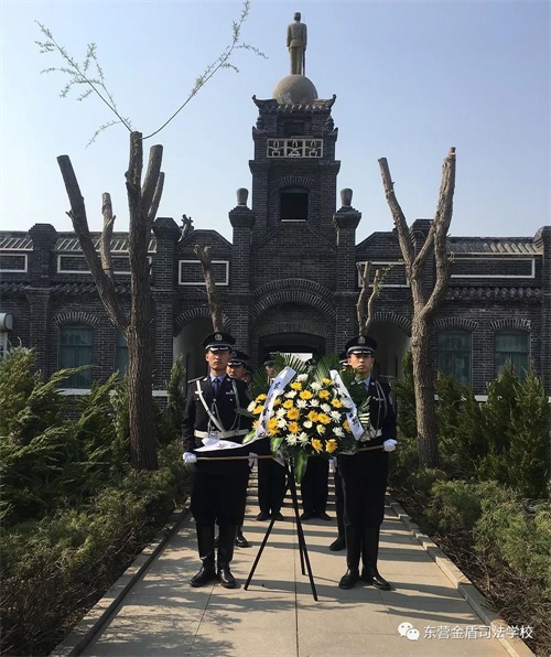 緬懷革命先烈 傳承紅色基因——山東東營金盾司法學(xué)校師生代表赴牛莊鎮(zhèn)烈士祠祭奠先烈  