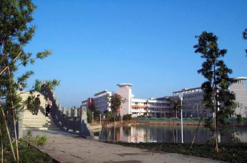 成都大學(xué)醫(yī)護(hù)學(xué)院的學(xué)費(fèi)是多少？學(xué)生入學(xué)需具備怎樣的條件？