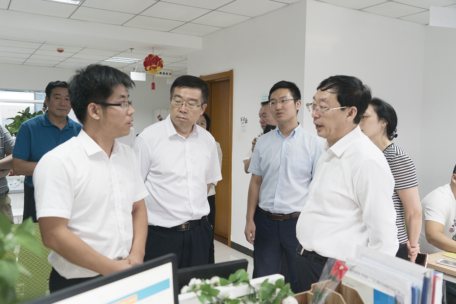 唐山市常務副市長胡國輝一行蒞臨創(chuàng)元教育參觀指導