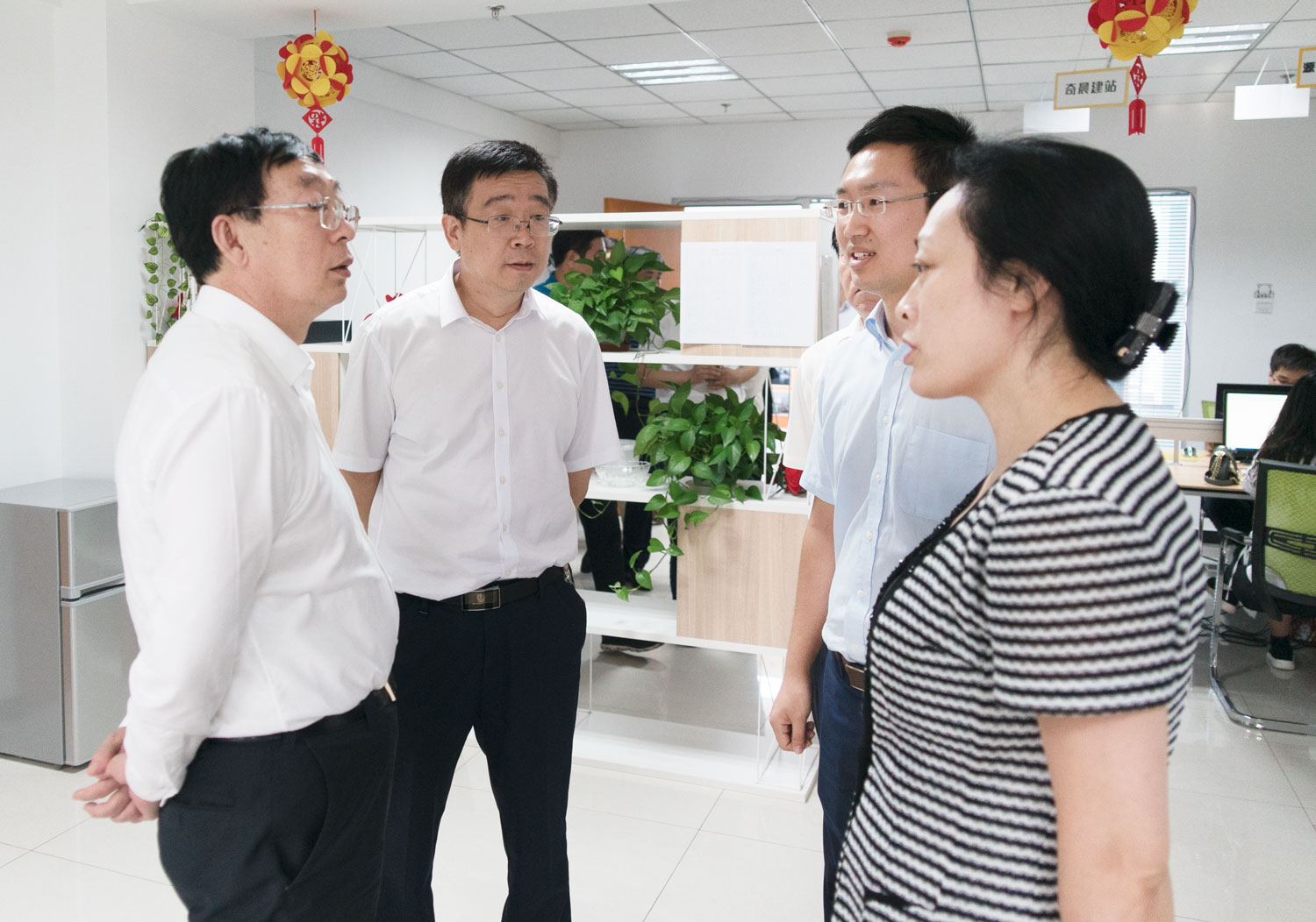 唐山市常務副市長胡國輝一行蒞臨創(chuàng)元教育參觀指導