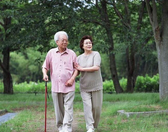 老年人如何預(yù)防骨質(zhì)疏松？青島恒星職業(yè)技術(shù)學(xué)院來幫你！