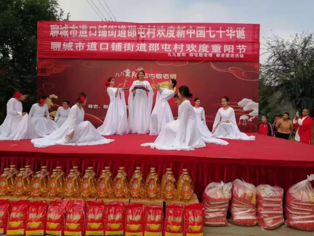 山東工程技師學(xué)院師生志愿者參加重陽節(jié)慰問演出活動