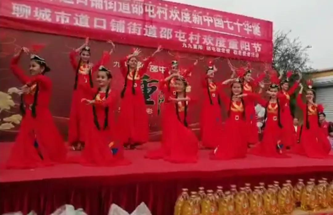 山東工程技師學(xué)院師生志愿者參加重陽節(jié)慰問演出活動