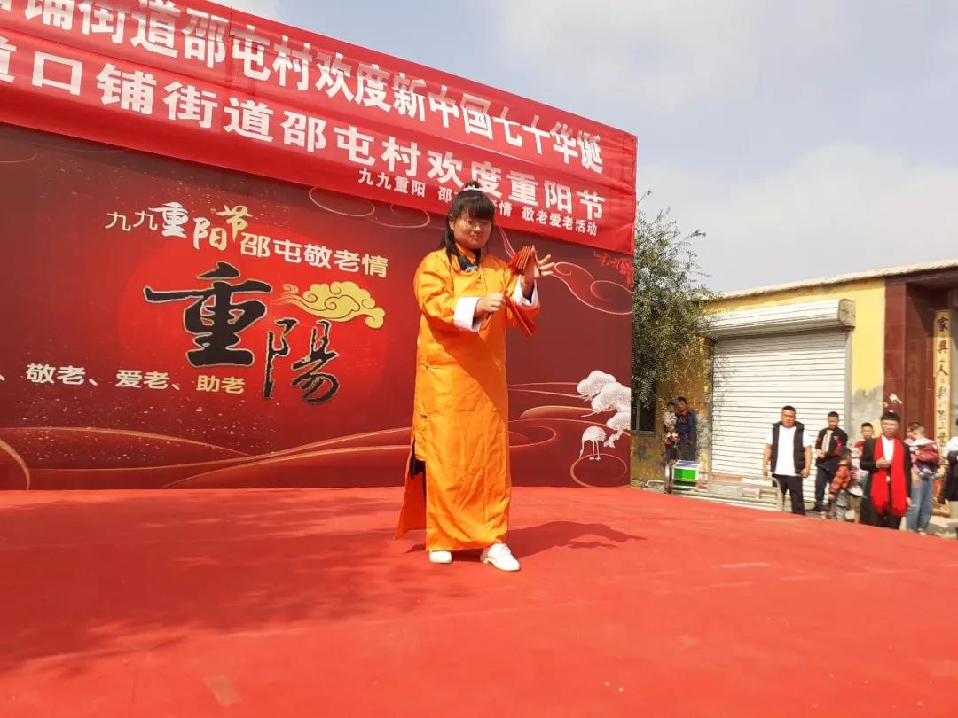 山東工程技師學(xué)院師生志愿者參加重陽節(jié)慰問演出活動