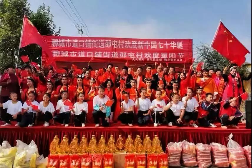 山東工程技師學(xué)院師生志愿者參加重陽節(jié)慰問演出活動