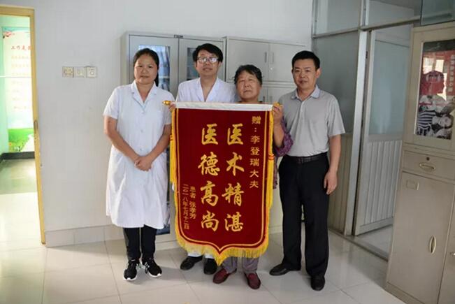 一面錦旗、一份信任、一份感動(dòng)——濟(jì)寧市世紀(jì)醫(yī)道職業(yè)培訓(xùn)學(xué)校畢業(yè)生李醫(yī)生獲錦旗