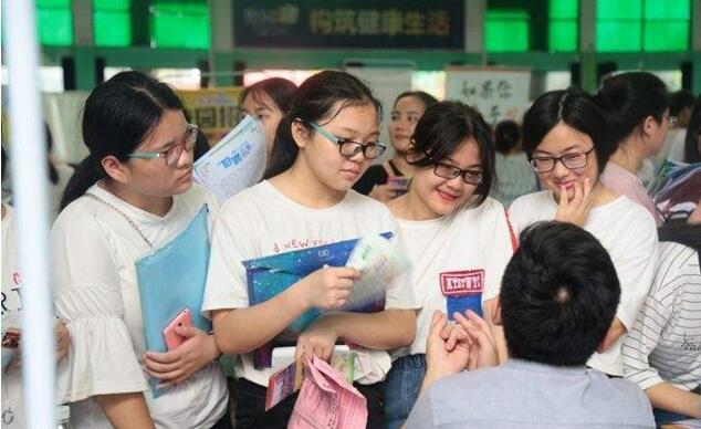青島：技校生考公務(wù)員與大學(xué)生同等待遇