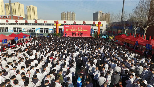 山東汽車(chē)學(xué)院招聘會(huì)現(xiàn)場(chǎng)火爆