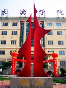 初中生能上航空學(xué)校嗎？航空學(xué)校學(xué)費(fèi)一年多少？