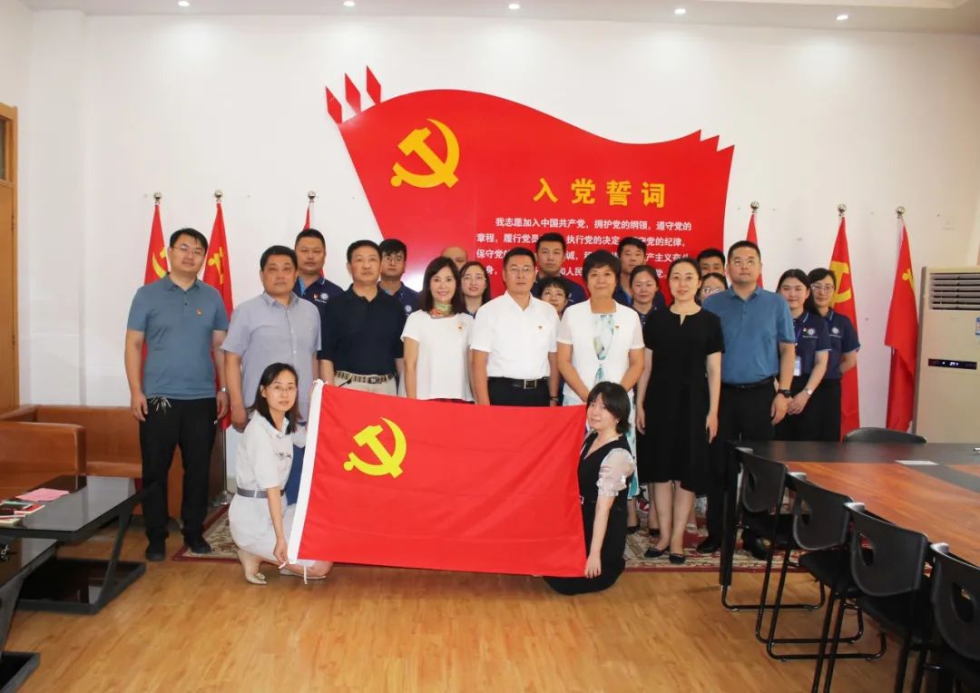 山東省中華職教社領導蒞臨濟南應用技術職業(yè)中等專業(yè)學校指導工作并為“社員之家”授牌