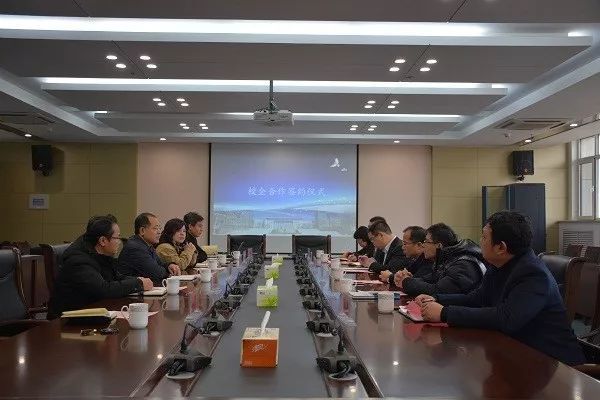 山東公路技師學院與山東宏雁、濟南舜泰等兩家企業(yè)簽訂校企合作協(xié)議