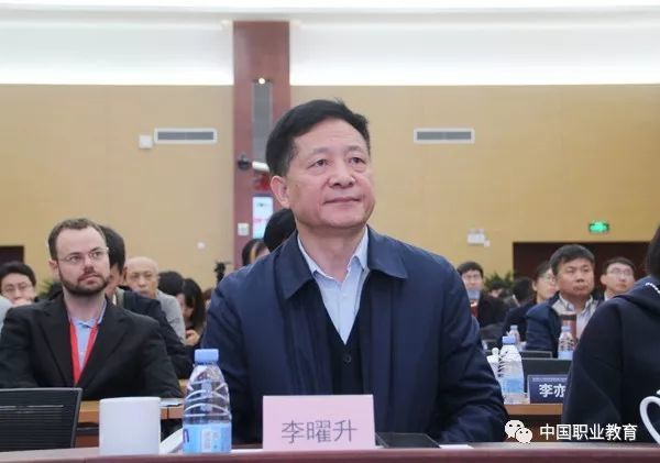成為新時(shí)代中國(guó)特色職業(yè)教育重要智庫(kù) 新時(shí)代中國(guó)職業(yè)教育研究院在深職院揭牌成立