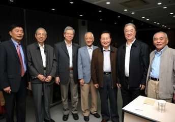 貴陽(yáng)中醫(yī)學(xué)院時(shí)珍學(xué)院藥學(xué)系校友合影
