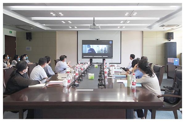 核驗組觀看學(xué)院疫情防控應(yīng)急演練視頻