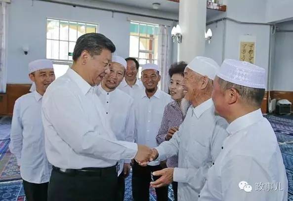 7月4日，任寧夏回族自治區(qū)政府代主席的次日，咸輝主持召開(kāi)政府黨組會(huì)議。她表示，要堅(jiān)持把民之所望作為施政所向；要堅(jiān)持完善政府重大事項(xiàng)向黨委請(qǐng)示報(bào)告制度，政府黨組每年定期向黨委報(bào)告工作；要嚴(yán)格遵守廉潔自律各項(xiàng)規(guī)定，堅(jiān)決反對(duì)“四風(fēng)”問(wèn)題，營(yíng)造干部清正、政府清廉、政治清明的良好氛圍。