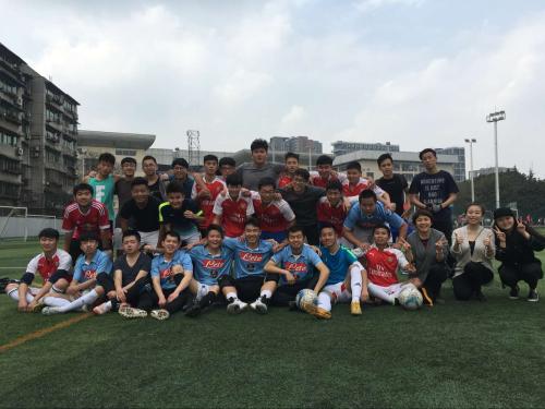 成都體育學(xué)院足球比賽合影