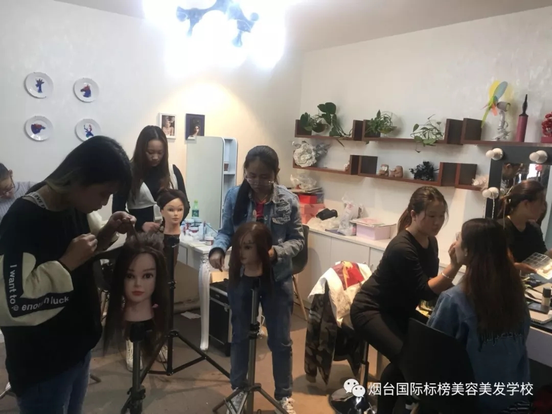 煙臺(tái)標(biāo)榜美容美發(fā)職業(yè)技能培訓(xùn)學(xué)校喬遷新址歡迎您！