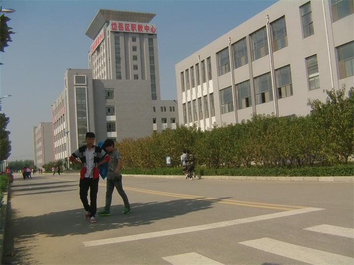 泰安升源挖掘機(jī)專修學(xué)校助你圓夢挖掘機(jī)