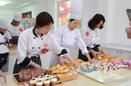 第三屆“波絲蒂杯”西點創(chuàng)新大賽烘焙技能比賽6月6日在煙臺波絲蒂糕點培訓(xùn)學(xué)校舉行