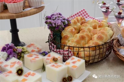 第三屆“波絲蒂杯”西點創(chuàng)新大賽烘焙技能比賽6月6日在煙臺波絲蒂糕點培訓(xùn)學(xué)校舉行