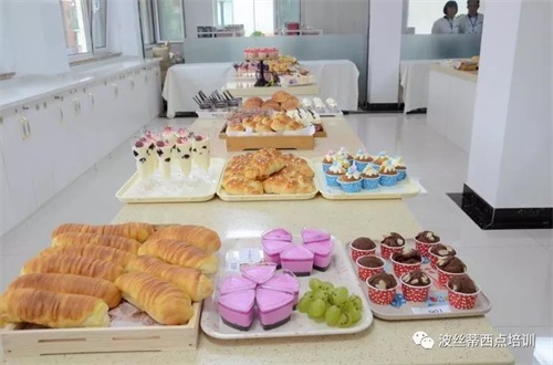 第三屆“波絲蒂杯”西點創(chuàng)新大賽烘焙技能比賽6月6日在煙臺波絲蒂糕點培訓(xùn)學(xué)校舉行