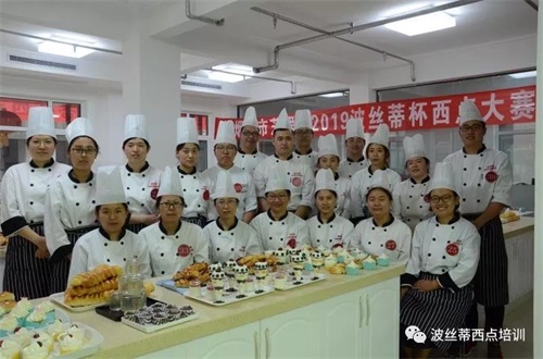 第三屆“波絲蒂杯”西點創(chuàng)新大賽烘焙技能比賽6月6日在煙臺波絲蒂糕點培訓(xùn)學(xué)校舉行