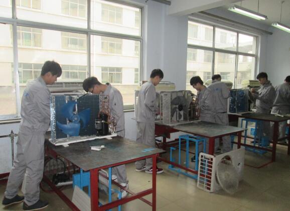 德州哪些學(xué)校開設(shè)了工業(yè)機(jī)器人專業(yè)？