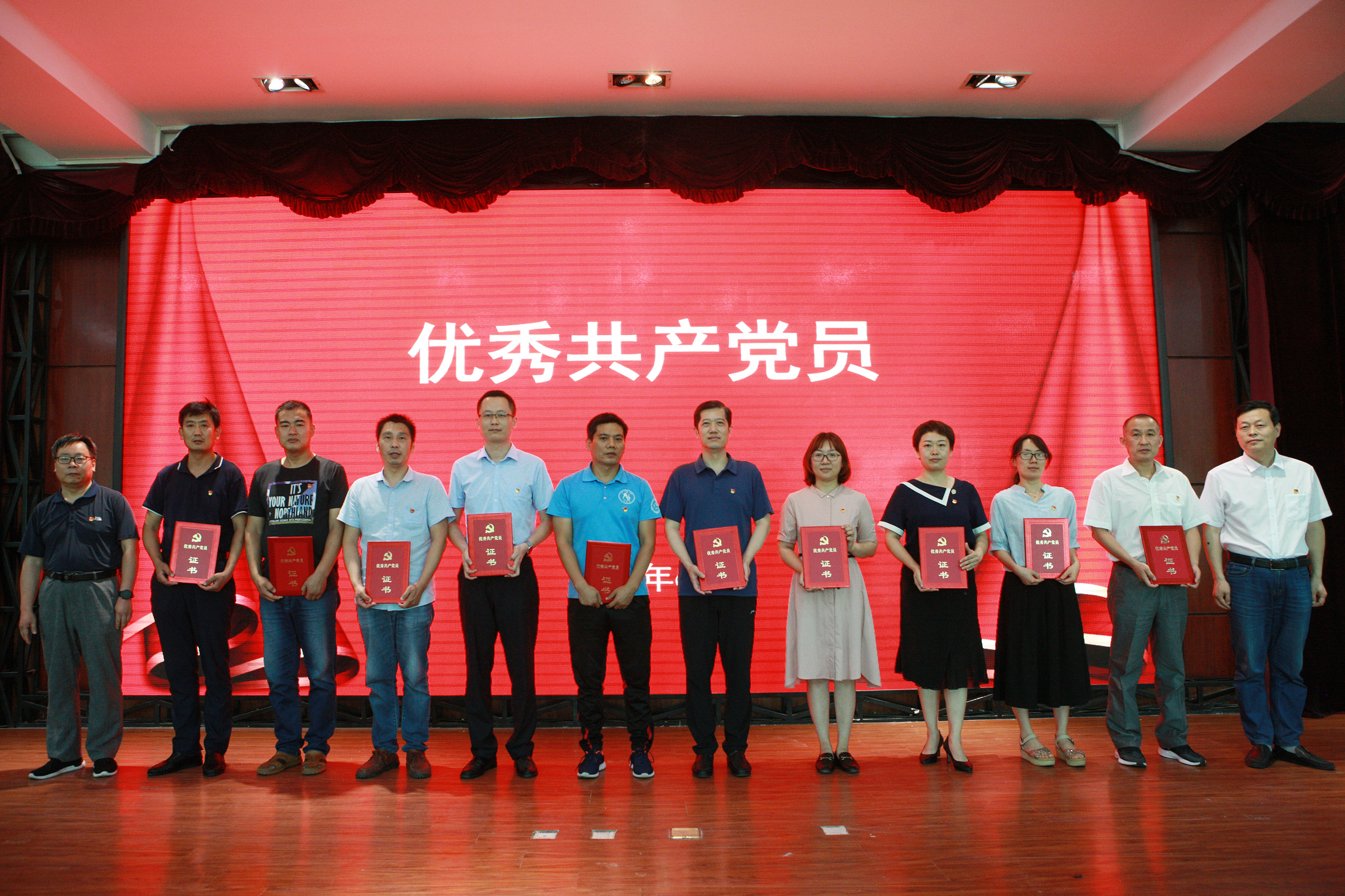 山東省濰坊商業(yè)學(xué)校召開(kāi)紀(jì)念建黨99周年“七一”表彰大會(huì)！