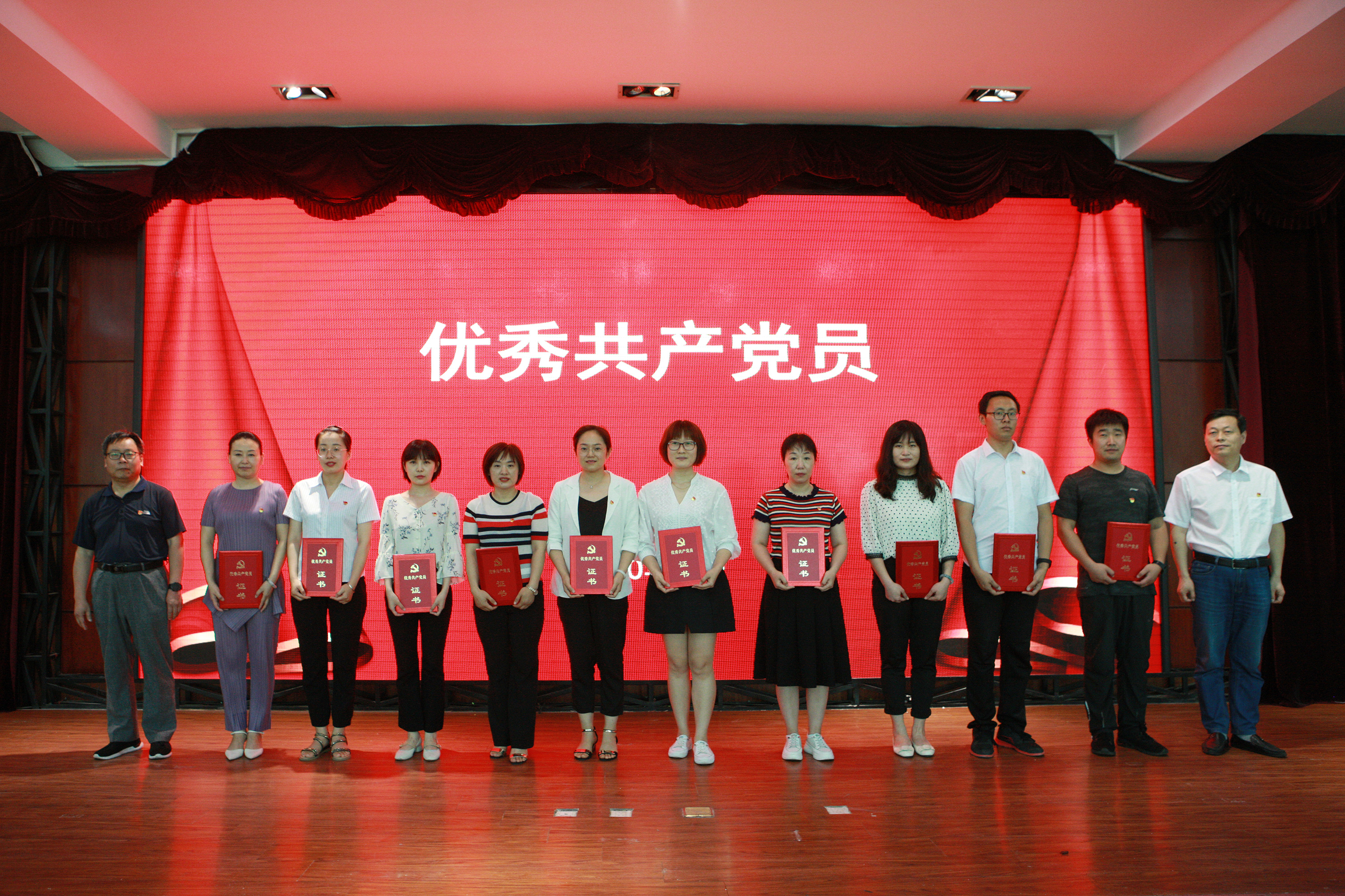 山東省濰坊商業(yè)學(xué)校召開(kāi)紀(jì)念建黨99周年“七一”表彰大會(huì)！