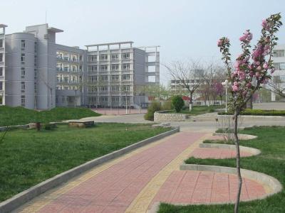 昆明市衛(wèi)生學校校園一角