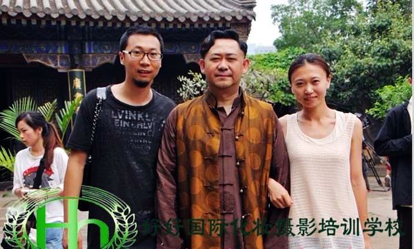 好好國際化妝攝影培訓(xùn)學(xué)校校長和明星陶虹、姜武拍照合影留念