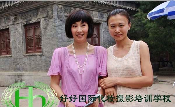 好好國際化妝攝影培訓(xùn)學(xué)校校長和明星陶虹、姜武拍照合影留念