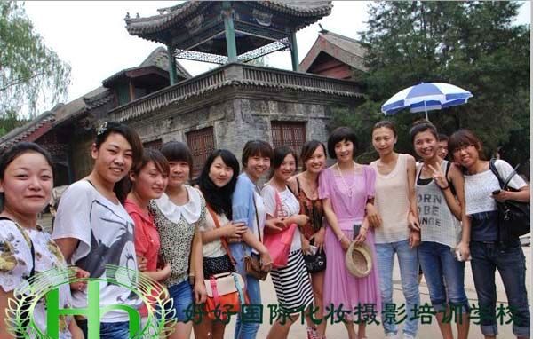好好國際化妝攝影培訓(xùn)學(xué)校校長和明星陶虹、姜武拍照合影留念