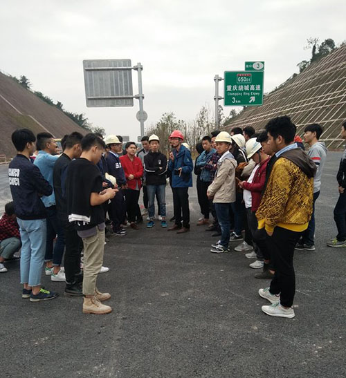 重慶運(yùn)輸職院學(xué)生到校企合作單位施工現(xiàn)場參觀學(xué)習(xí)